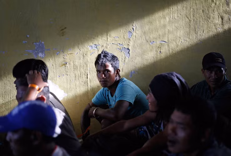 Những người công nhân sống trong cảnh giam cầm, cho tới thời điểm 4/4/2015, họ được chính quyền địa phương giải cứu. Ảnh là những người công nhân vừa được giải cứu đang chờ đến lượt mình trình báo. (ảnh: AP)