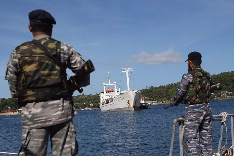 Lực lượng bảo vệ bờ biển Indonesia kiểm tra tàu cá Silver Sea 2 của chủ Thái Lan neo đậu ở tỉnh Aceh, Indonesia. (ảnh: AP)