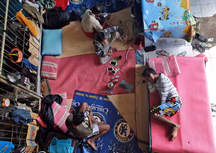 Những ngư dân quốc tịch Myanmar, từng làm việc cho công ty thủy sản tai tiếng của Thái Lan, đang chờ đến ngày được về quê. (ảnh: AP)