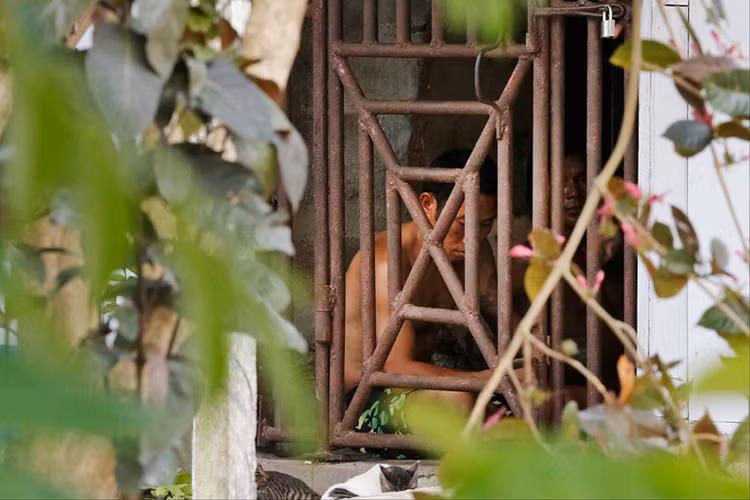 Công nhân người Thái Lan và Myanmar bị nhốt như nô lệ sau những "chấn song sắt"công ty sản xuất thủy sản của Thái Lan đặt tại Benjina, Indonesia. (ảnh: AP). Loạt ảnh về " nô lệ ở xưởng chế biến thủy sản" đã giúp AP đoạt giải Pulitzer.