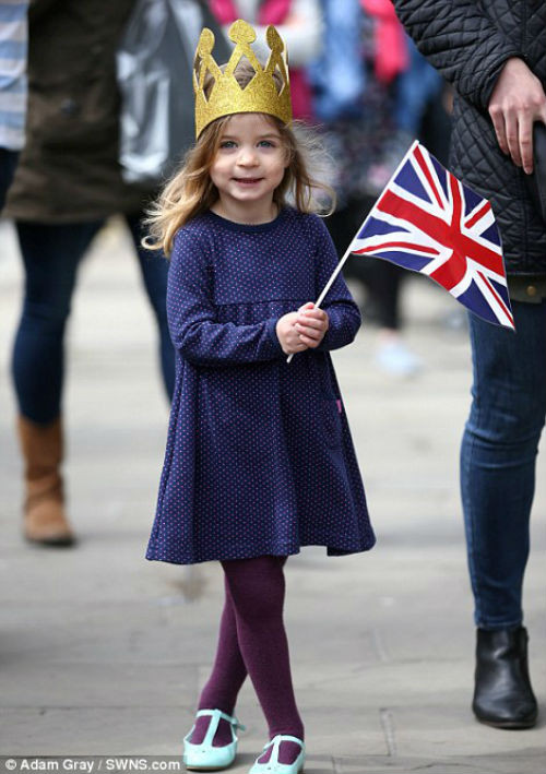 Bé gái Olivia Sanna, 3 tuổi, cầm lá cờ Anh trên tay trong sự kiện chào mừng sinh nhật lần thứ 90 của Nữ hoàng Elizabeth II.