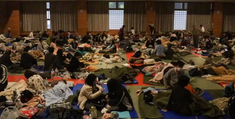 Người dân Nhật Bản tại trung tâm sơ tán ở Mashiki, Kumamoto hôm 16/4.