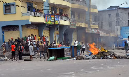 Thành phố Kinshasa của Cộng hòa Công-gô thường xuyên chứng kiến các vụ cướp,.. Mỗi năm, cứ 100 nghìn người lại có 112 người bị giết hại. Người dân địa phương hầu như lúc nào cũng phải "cửa đóng then cài" mỗi ngày.