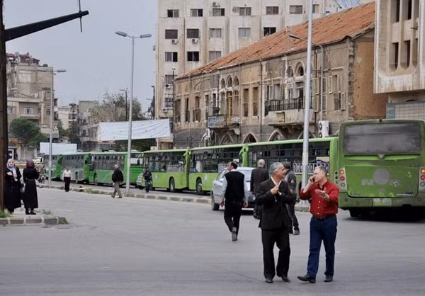 Những chiếc xe buýt nối dài chở người dân Syria về lại quê hương của họ.