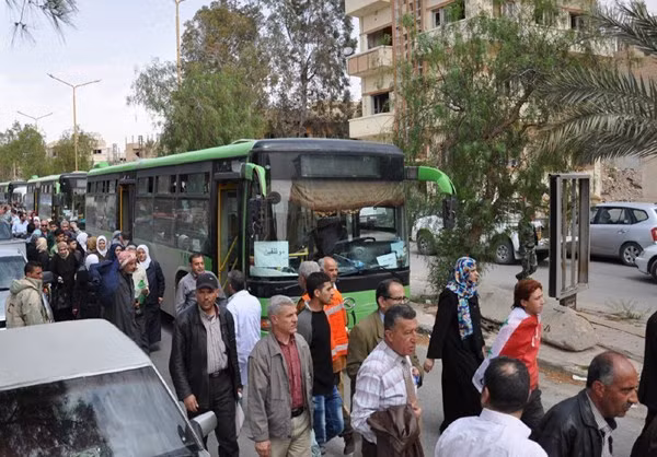 Quân đội Syria vẫn đang giành chiến thắng trên nhiều mặt trận trong cuộc chiến chống khủng bố. Ảnh: Chiếc xe buýt chở người dân Syria về đến thành cổ Palmyra.