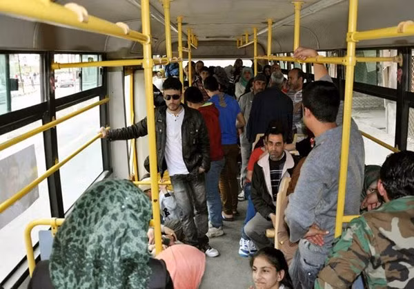 Không gian bên trong chiếc xe buýt ở Syria. Chiếc xe gần như không còn chỗ trống.