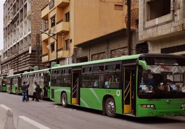 Những chiếc xe buýt chật kín hành khách.