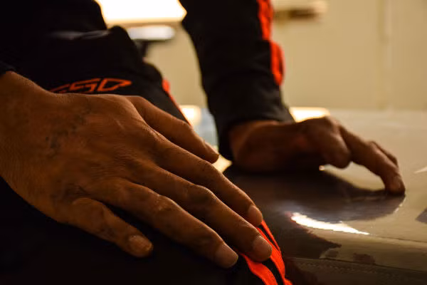 Khaled cho biết anh vẫn luôn cảm thấy một luồng điện chạy qua bàn tay từ khi trải qua một vụ nổ ở cao nguyên Golan.