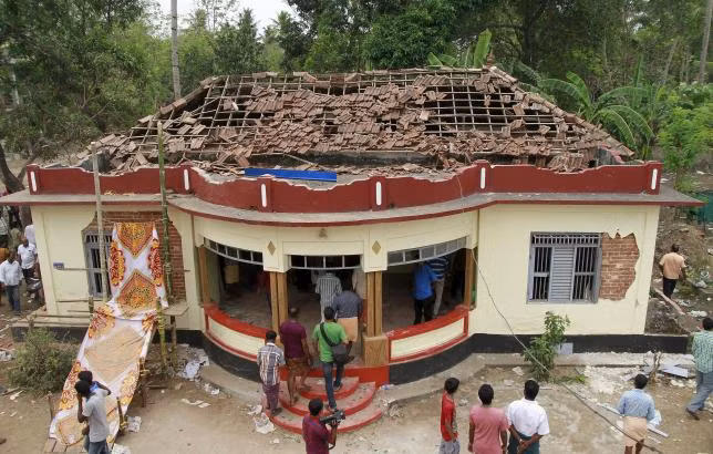 Vụ nổ mạnh khiến nhiều ngôi nhà trong phạm vi bán kính 500 m bị phá hủy, mái đền cũng đã bị thiêu rụi.