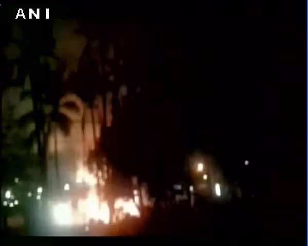 Theo Indian Express, nguyên nhân vụ hỏa hoạn kinh hoàng có thể là do người dân đốt pháo hoa trong buổi lễ.