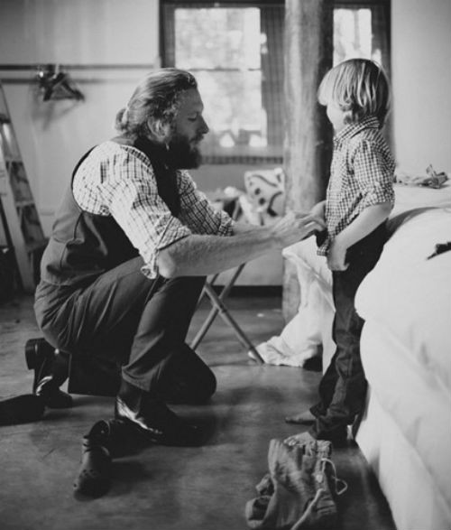 Không gì khiến một người đàn ông trở nên dịu dàng bằng việc chăm sóc cho đứa con bé bỏng của mình. (Brightside.me).