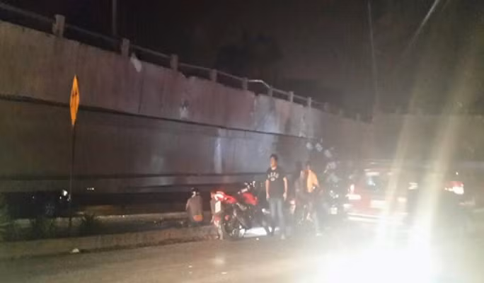 Tại Santo Domingo, Loja và Ambato, các hộ gia đình đã bị cắt điện trong khi mạng điện thoại di động ở Loja tạm ngừng hoạt động. Ảnh: Người dân tập trung tại cây cầu bị sập.