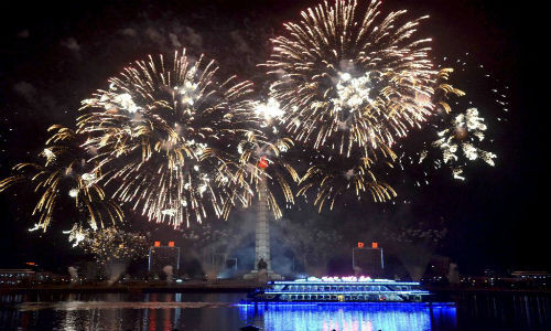 Những màn pháo hoa rực rỡ thắp sáng bầu trời Bình Nhưỡng hôm 14/4.