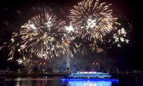 Những màn pháo hoa rực rỡ thắp sáng bầu trời Bình Nhưỡng hôm 14/4.