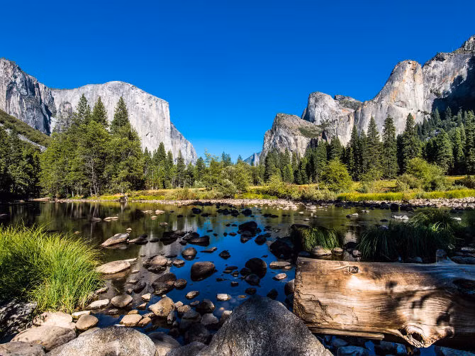 Vườn quốc gia Yosemite ở bang California (Mỹ) có nhiều vách đá granite và những thác nước tuyệt đẹp.