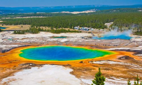 Vườn quốc gia đầu tiên của Mỹ, Yellowstone, nằm ở các bang phía tây Wyoming, Montana và Idaho. Vườn quốc gia này được thành lập ngày 1/3/1872.