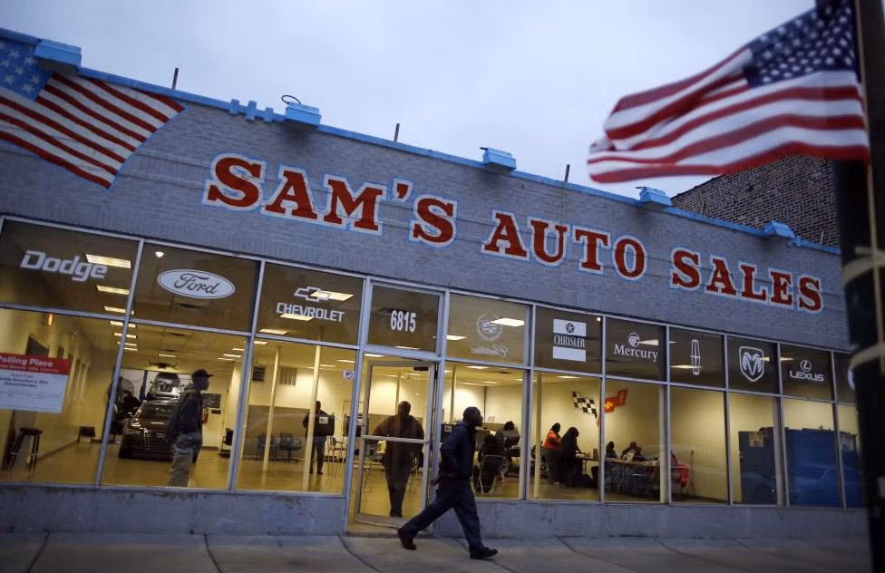 Cử tri rời khỏi đại lý xe hơi ở Chicago sau khi bỏ phiếu xong ngày 4/11/2014.