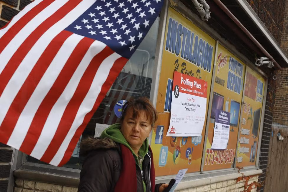 Một cử tri rời khỏi cửa hàng sửa chữa máy tính nơi cũng được sử dụng làm địa điểm bỏ phiếu ở Chicago, Mỹ, ngày 4/11/2014.