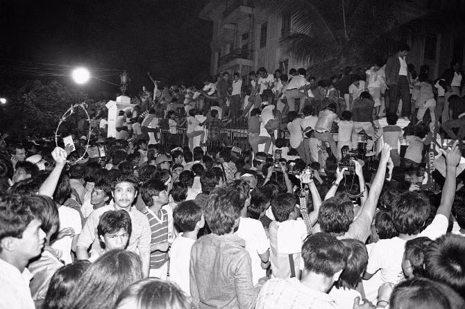 Hàng trăm người dân Philippines tràn vào dinh Tổng thống ở Manila, ngày 25/2/1986, sau khi Tổng thống khi đó là Ferdinand Marcos từ chức.