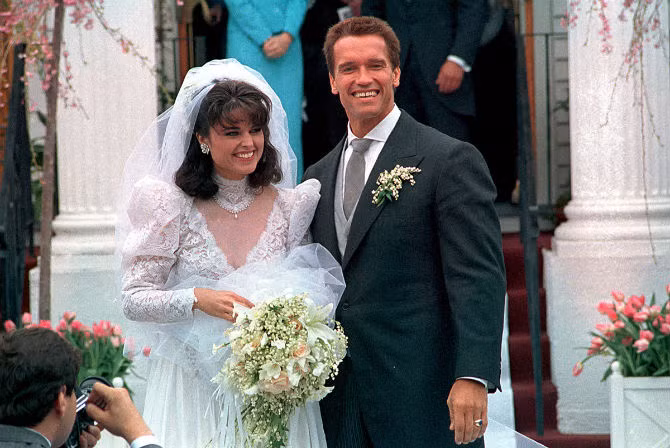 Diễn viên hành động Arnold Schwarzegger chụp ảnh cùng cô dâu Maria Shriver sau lễ cưới được tổ chức tại Hyannis, bang Massachusetts, Mỹ, ngày 25/4/1986.