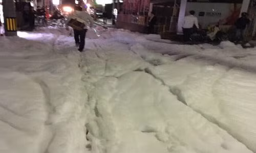 Dòng bọt trắng bí ẩn này được cho là xuất hiện ở trung tâm của thành phố Fukuoka, sau trận động đất ở Nhật Bản làm rung chuyển khu vực Kumamoto.