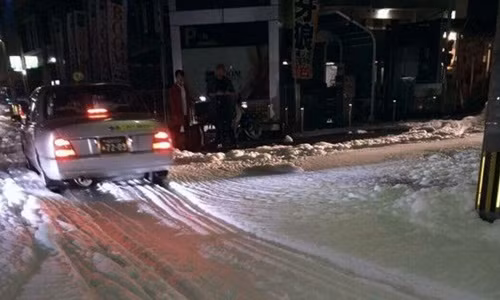 Dòng bọt trắng kỳ lạ tràn ngập trên đường tại khu Tenjin, thành phố Fukuoka, khiến giao thông gặp khó khăn.