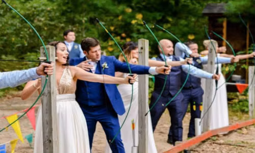 Trong văn hóa của người Yugur (Trung Quốc), chú rể sẽ phải bắn tên ba lần vào người cô dâu trước khi đám cưới diễn ra. Dĩ nhiên, mũi tên không có đầu. Nghi thức kỳ lạ này được cho là một hành động để xây dựng lòng tin.