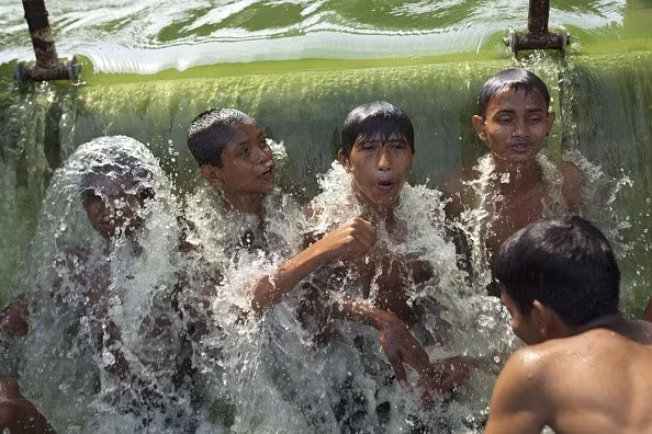 Các bé trai tắm ở hồ Hatirjheel, thủ đô Dhaka, Bangladesh, ngày 29/4. Cơ quan khí tượng Bangladesh cho biết tình trạng nắng hạn sẽ tiếp tục tiếp diễn mà không có dấu hiệu hạ nhiệt. Nhiệt độ ở thủ đô đo được mức cao nhất vào ngày 24/4 là 40,2 độ C.