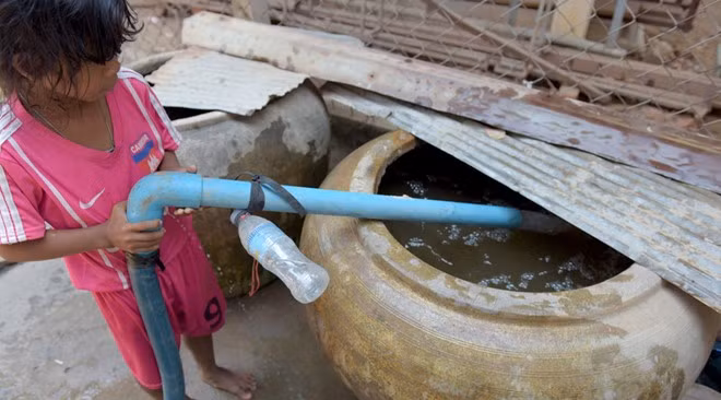 Một bé gái Campuchia bơm nước vào lu tại ngôi làng ở tỉnh Kandal ngày 27/4. Campuchia và Lào cũng lần lượt ghi nhận những mốc nhiệt độ cao mới trong mùa hè. Ngày 15/4, mức nhiệt độ cao toàn quốc mà Campuchia ghi nhận là 42,6 độ C ở Preah Vihea. Lào đo được nhiệt độ tại tỉnh Seno là 42,3 độ C.