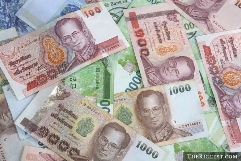 Tại Thái Lan, hành động giẫm chân lên đồng nội tệ bị coi là phạm pháp.