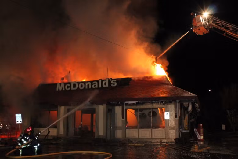 Tại thành phố Chicago (Mỹ), hành động ngồi ăn ở một địa điểm đang có hỏa hoạn là trái pháp luật.