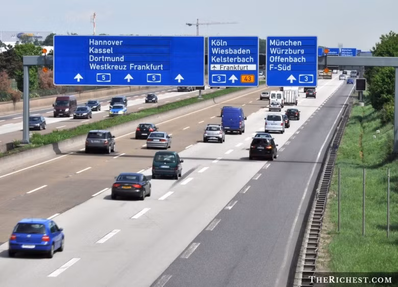 Autobahn là mạng lưới đường cao tốc tốc độ cao ở Đức và không có giới hạn tốc độ chính thức. Việc người điều khiển xe để phương tiện hết nhiên liệu khi đang lưu thông trên đường cao tốc Autobahn bị coi là hành vi trái pháp luật.