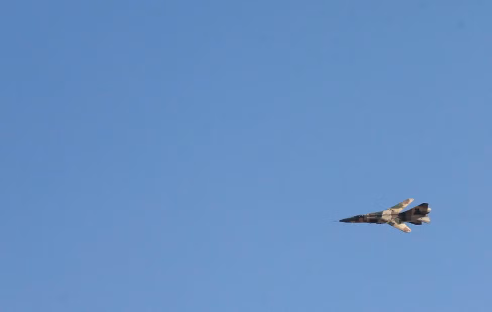 Một chiến đấu cơ của lực lượng ủng hộ chính phủ Libya bay qua không phận đang nằm dưới quyền kiểm soát của Hội đồng Shura ở Benghari, Libya, ngày 9/4/2016.