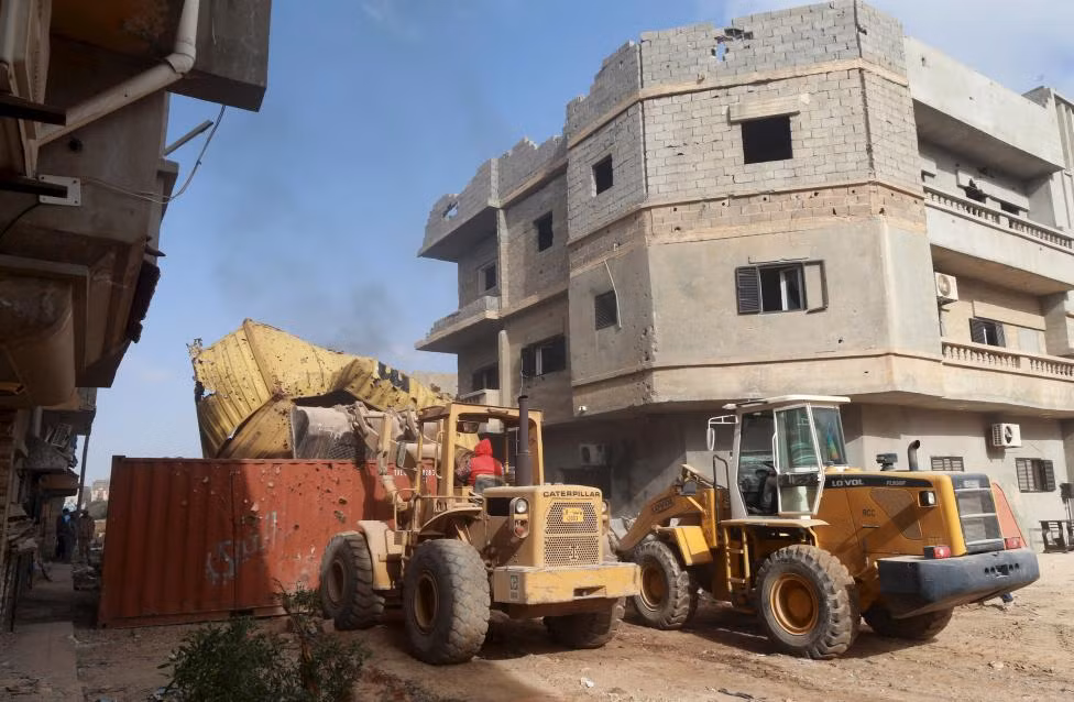 Máy xúc dọn dẹp đống đổ nát trên một con đường ở Benghazi, Libya, ngày 12/3/2016.