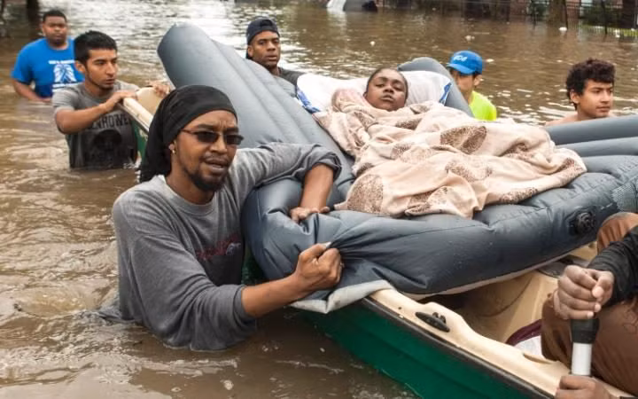 Ed Emmett, người đứng đầu quận Harris, đã ban bố tình trạng khẩn cấp khắp quận. Ông cho biết, 13 con lạch và kênh nước trong hệ thống thoát nước đã bị tràn, gây lũ lụt và chặn nhiều con đường. Ảnh: Một cư dân đang được sơ tán khỏi khu vực bị ngập lụt.