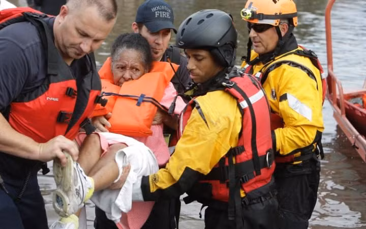 Lực lượng cứu hộ đưa một phụ nữ ra khỏi khu vực bị ngập lụt ở Houston.