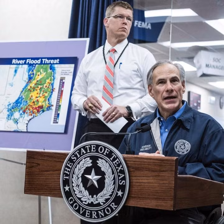 “Đây là lần đầu tiên tôi chứng kiến cảnh ngập lụt nghiêm trọng như vậy ở bang Texas”, Thống đốc Greg Abbout phát biểu trong cuộc họp báo. Ông Greg đã ban bố tình trạng thảm họa ở 9 quận của bang và cảnh báo nguy cơ ngập lụt vẫn tiếp diễn trong nhiều ngày tới.