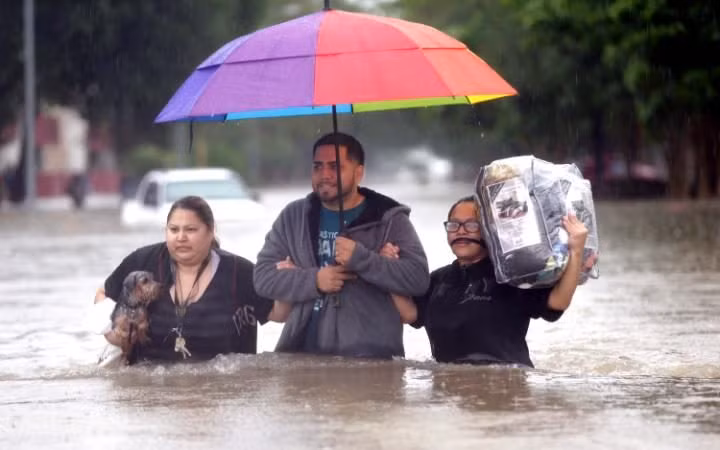 Hơn 1.000 ngôi nhà ở quận Harris, Texas, bị ngập và nhiều khu dân cư khác cũng bị ảnh hưởng trong đợt mưa lớn kỷ lục, đường phố biến thành sông,...