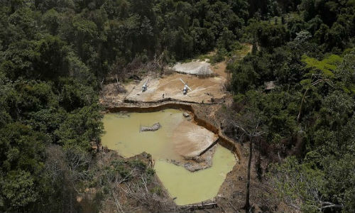 Một nghiên cứu do quỹ Osswaldo Cruz công bố hồi tháng trước cho thấy, ở một số ngôi làng Yanomami, 92% người dân bị ngộ độc thủy ngân. Độc tố này có hại cho hệ thần kinh, tiêu hóa và miễn dịch, có thể dẫn đến suy giảm thị lực và thậm chí là tử vong. Ảnh: Một mỏ vàng khai thác trái phép.