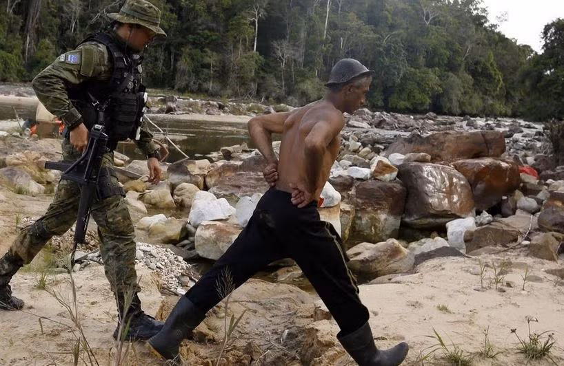 Lực lượng an ninh bắt giữ một "vàng tặc" ở rừng Amazon.