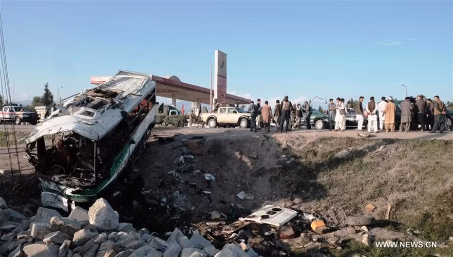 Ngày 11/4, một vụ đánh bom liều chết nhằm vào một xe buýt chở các học viên quân sự ở tỉnh Nangarhar, Afghanistan, xảy ra khiến 12 người thiệt mạng và 38 người khác bị thương.