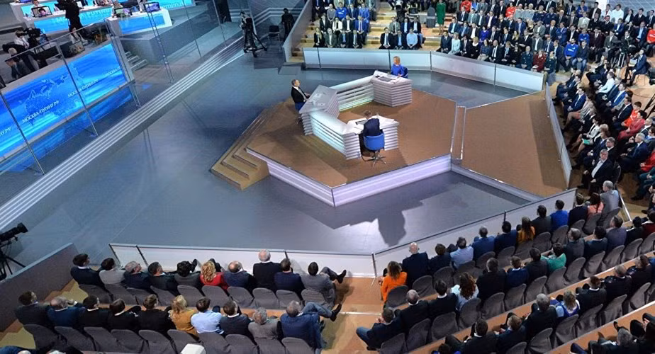 Khoảng 15 giờ ngày 14/4 (giờ Việt Nam), cuộc giao lưu trực tuyến thường niên lần thứ 14 của Tổng thống Nga Vladimir Putin năm 2016 bắt đầu. Trong cuộc trả lời trực tuyến ba tiếng rưỡi, Tổng thống Nga Putin đã trả lời tổng cộng 80 câu hỏi trong số 2,5 triệu câu hỏi mà người dân gửi đến.