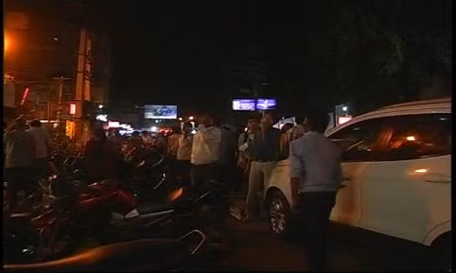 Ngày 13/4, một trận động đất mạnh 7,2 độ Richter làm rung chuyển khu vực biên giới Myanmar-Ấn Độ. Ảnh: Người dân ở Kolkata, Ấn Độ, đổ ra đường sau cơn địa chấn.