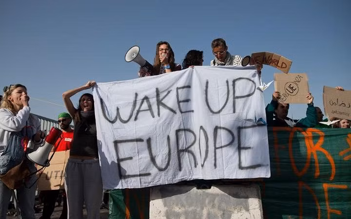 Một số người biểu tình phản đối việc Hy Lạp đưa người tị nạn về lại Thổ Nhĩ Kỳ.