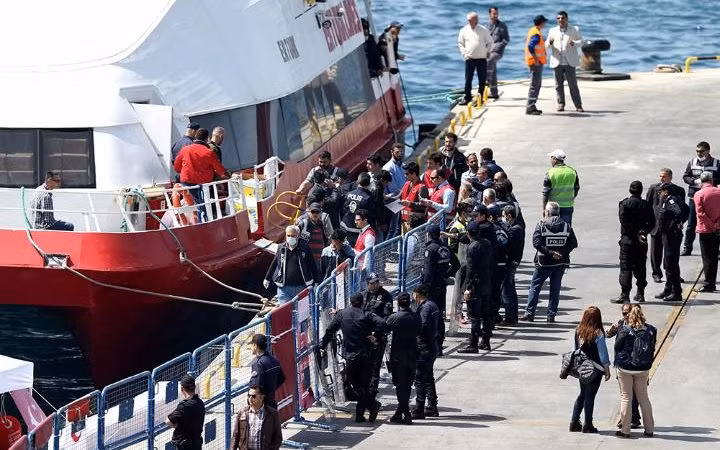 Được biết, EU và Thổ Nhĩ Kỳ đã ký thỏa thuận chuyển trả người nhập cư từ Hy Lạp về lại Thổ Nhĩ Kỳ từ tháng 3 trong bối cảnh Châu Âu đối mặt với cuộc khủng hoảng tị nạn. Ảnh: Di dân và người tị nạn tại cảng Dikili ở Izmir.