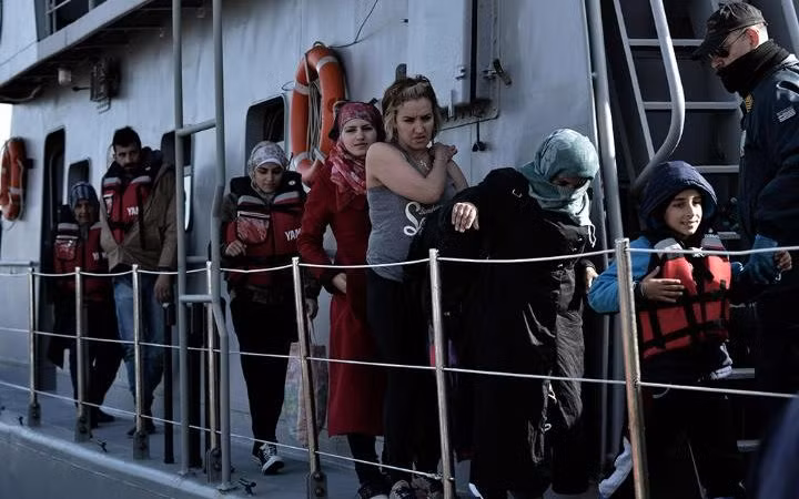 Di dân và người tị nạn tại cảng Mytilene.