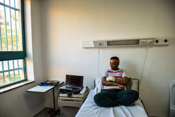 Wael Samir al-Shouafi đang nằm điều trị trong bệnh viên vì bị bỏng toàn thân. Được biết, nhiều bạn bè của Wael đã chết sau một vụ nã pháo tại Taiz, Yemen.