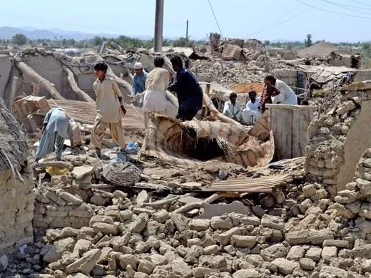 Ngày 24/9/2013, ít nhất 825 người thiệt mạng và hàng trăm người khác bị thương trong trận động đất mạnh 7,7 độ richter ở huyện Awaran, tỉnh Balochistan, Pakistan.