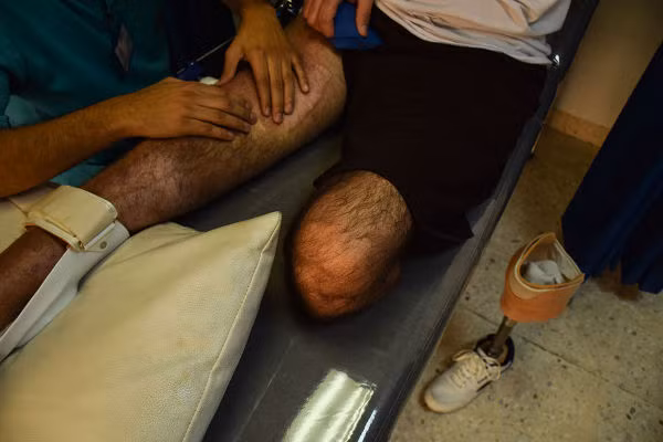 Muayyad bị thương trong một vụ nã pháo ở Daraa, Syria. Những cuộc xung đột tại khu vực Trung Đông đã phá hoại cuộc đời của nhiều người vô tội.