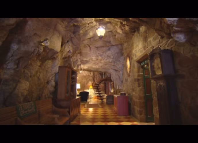 Nhà Đá Đỏ nằm trong một hang động khổng lồ ở Arizona. Căn nhà đang được rao bán với giá 500.000 USD. (ảnh: Brainjet).